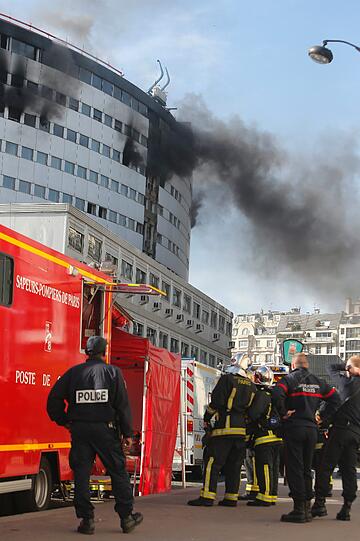 Explosionen bei Radio France in Paris: Im Hauptquartier des Senders ist es zu einem großen Feuer gekommen. Die Bilder vom Großeinsatz der Feuerwehr.