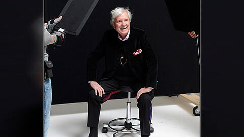 Das Alter glaubt ihm kein Mensch: Gerd Käfer ist 82, fühlt sich aber Jahrzehnte jünger, und das sieht man ihm auch an &ndash; wie bei diesem Jubiläums-Shooting für die Firma Aigner im White Studio.