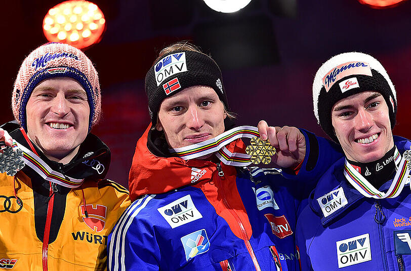 Silber auf der Normalschanze: Severin Freund (l) bei der Siegerehrung neben dem Norweger Rune Velta (Gold) und dem Österreicher Stefan Kraft (Bronze).