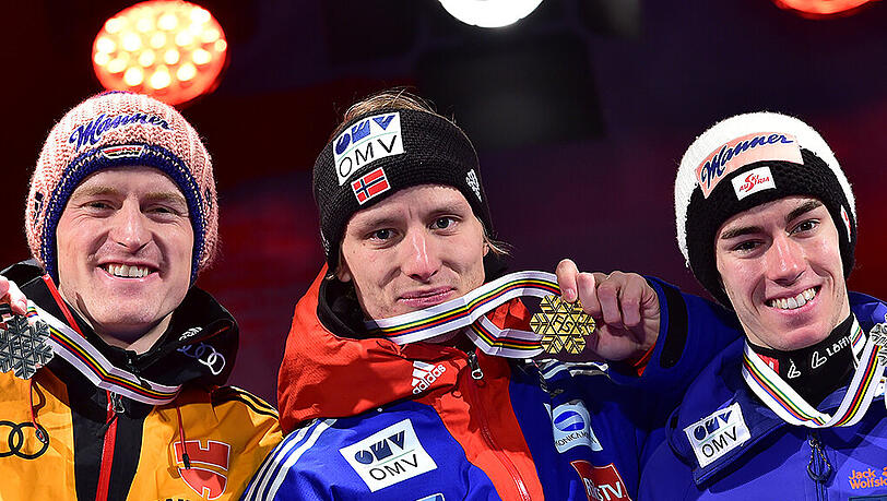 Silber auf der Normalschanze: Severin Freund (l) bei der Siegerehrung neben dem Norweger Rune Velta (Gold) und dem Österreicher Stefan Kraft (Bronze). Silber auf der Normalschanze: Severin Freund (l) bei der Siegerehrung neben dem Norweger Rune Velta (Gold) und dem Österreicher Stefan Kraft (Bronze).