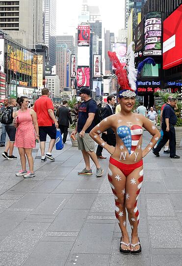 Bemalte Busen am Times Square. Die "Desnudas" sind New Yorks Bürgermeister ein Dorn im Auge.
