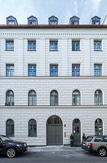 Christophstraße 2: Die Errichtung des Gebäudes im Jahre 1828 fiel in die Zeit, in der München sich zu einer der glänzenden Städte des Klassizismus entwickelte.