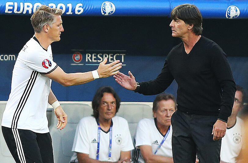 Bundestrainer Joachim Löw (rechts) über seinen Kapitän Bastian Schweinsteiger: "Es war schon wichtig, dass ein so erfahrener Spieler auf dem Platz stand. Er hat sich reingequält. Er ist ein Leadertyp."