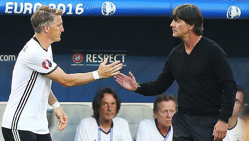 Bundestrainer Joachim Löw (rechts) über seinen Kapitän Bastian Schweinsteiger: "Es war schon wichtig, dass ein so erfahrener Spieler auf dem Platz stand. Er hat sich reingequält. Er ist ein Leadertyp." Bundestrainer Joachim Löw (rechts) über seinen Kapitän Bastian Schweinsteiger: "Es war schon wichtig, dass ein so erfahrener Spieler auf dem Platz stand. Er hat sich reingequält. Er ist ein Leadertyp."