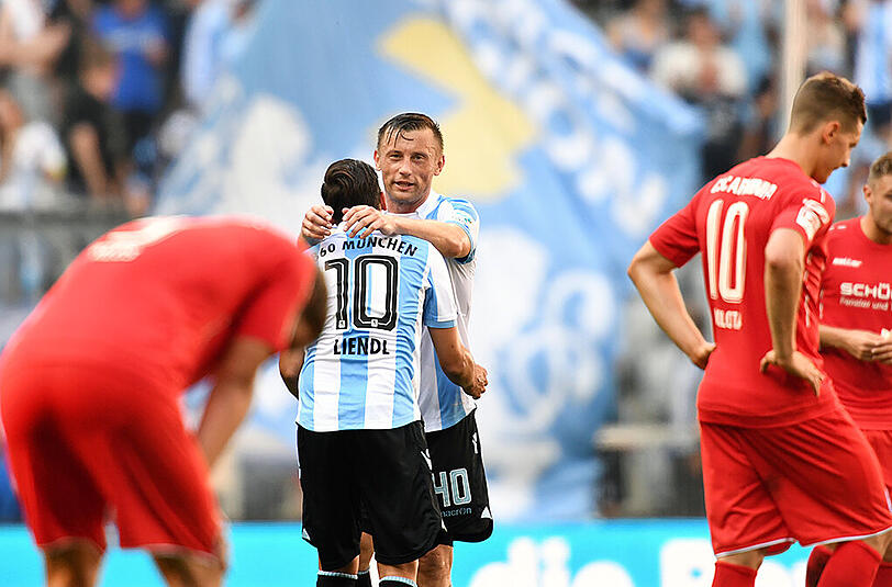 Komm in meine Arme: Ivica Olic herzt 1860-Spielmacher Michael Liendl nach dem Heimsieg gegen Arminia Bielefeld.