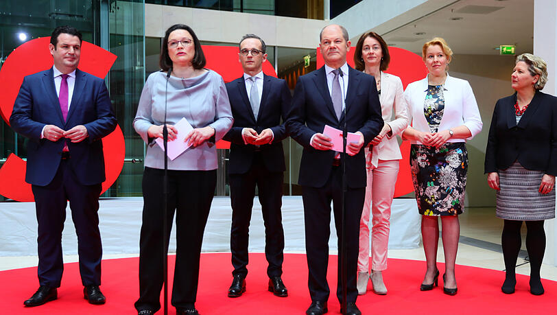 Das SPD-Team für die GroKo: Fraktionsvorsitzende Andrea Nahles und Olaf Scholz (Finanzen) mit (v.l.) Hubertus Heil (Arbeit und Soziales), Heiko Maas (Äußeres), Katarina Barley (Justiz), Franziska Giffey (Familien) und Svenja Schulze (Umwelt). Das SPD-Team für die GroKo: Fraktionsvorsitzende Andrea Nahles und Olaf Scholz (Finanzen) mit (v.l.) Hubertus Heil (Arbeit und Soziales), Heiko Maas (Äußeres), Katarina Barley (Justiz), Franziska Giffey (Familien) und Svenja Schulze (Umwelt).