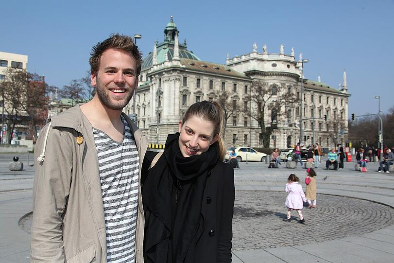 Adrian Michel (26), Unternehmensberater: "Mir gefällt meine Arbeit und mein Team, dass macht den Alltag angenehm und motiviert mich. Da mein Job relativ neu ist, ist zudem alles noch ziemlich spannend und aufregend." Sara Tomiello (25), Studentin der Neurowissenschaften und Praktikantin: "Ich arbeite gerade in einer neurowissenschaftliche Klinik und liebe, was ich dort mache. Das ist genau das, was ich gesucht habe! Deshalb finde ich jeden Arbeitstag toll und bin immer wieder aufs Neue motiviert."