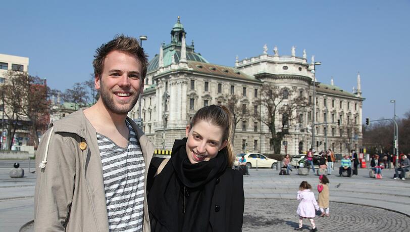 Adrian Michel (26), Unternehmensberater: "Mir gefällt meine Arbeit und mein Team, dass macht den Alltag angenehm und motiviert mich. Da mein Job relativ neu ist, ist zudem alles noch ziemlich spannend und aufregend." Sara Tomiello (25), Studentin der Neurowissenschaften und Praktikantin: "Ich arbeite gerade in einer neurowissenschaftliche Klinik und liebe, was ich dort mache. Das ist genau das, was ich gesucht habe! Deshalb finde ich jeden Arbeitstag toll und bin immer wieder aufs Neue motiviert." Adrian Michel (26), Unternehmensberater: "Mir gefällt meine Arbeit und mein Team, dass macht den Alltag angenehm und motiviert mich. Da mein Job relativ neu ist, ist zudem alles noch ziemlich spannend und aufregend." Sara Tomiello (25), Studentin der Neurowissenschaften und Praktikantin: "Ich arbeite gerade in einer neurowissenschaftliche Klinik und liebe, was ich dort mache. Das ist genau das, was ich gesucht habe! Deshalb finde ich jeden Arbeitstag toll und bin immer wieder aufs Neue motiviert."