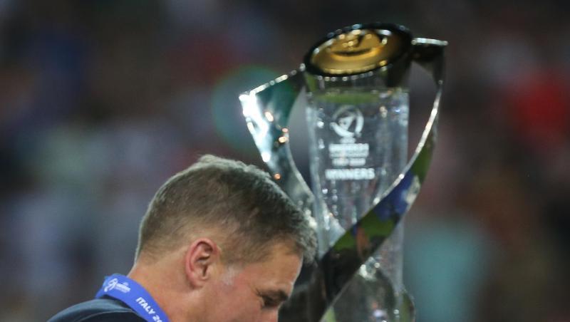 Trainer Stefan Kuntz geht an der Trophäe für den U21-Eurpameister vorbei. Trainer Stefan Kuntz geht an der Trophäe für den U21-Eurpameister vorbei.