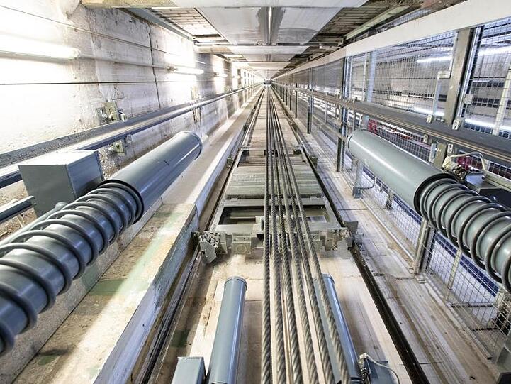 Der Fahrstuhlschacht von ThyssenKrupp im Dreischeibenhaus in Düsseldorf.