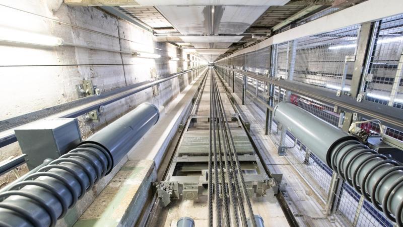 Der Fahrstuhlschacht von ThyssenKrupp im Dreischeibenhaus in Düsseldorf. Der Fahrstuhlschacht von ThyssenKrupp im Dreischeibenhaus in Düsseldorf.