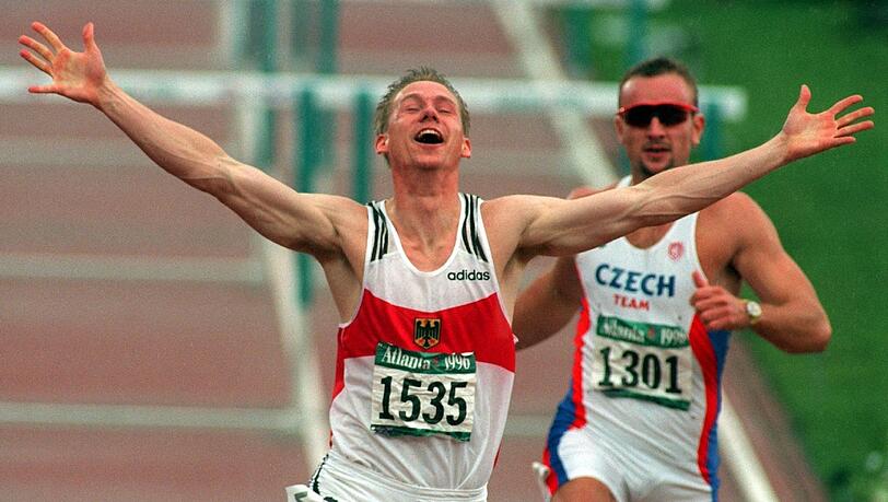 Olympische Sensation: Der Deutsche Frank Busemann (l.) gewinnt bei den Spielen 1996 in Atlanta die Silbermedaille im Zehnkampf. Olympische Sensation: Der Deutsche Frank Busemann (l.) gewinnt bei den Spielen 1996 in Atlanta die Silbermedaille im Zehnkampf.