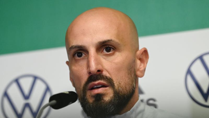 U21-Neu-Trainer Antonio Di Salvo beantwortet die Fragen der Journalisten.