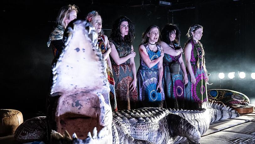 Im Paradies haust leider auch ein gefräßiges Krokodil: Mareike Beykirch, Barbara Melzl, Anna Bardavelidze, Barbara Horvath, Katja Jung und Lisa Stiegler (von links) in Guillermo Calderóns "Bavaria im Marstall.