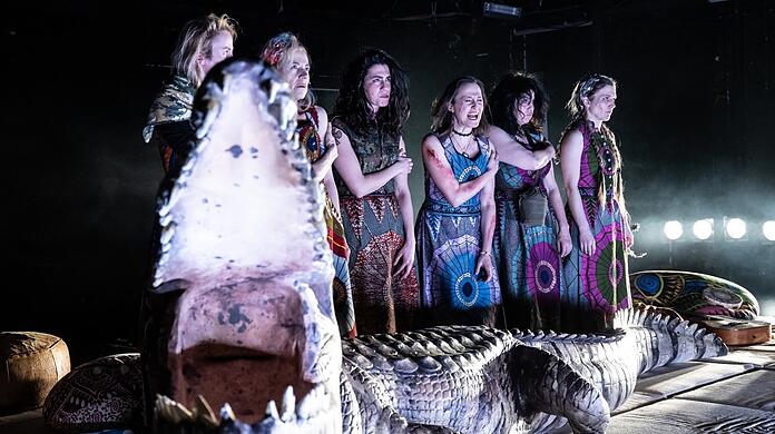 Im Paradies haust leider auch ein gefräßiges Krokodil: Mareike Beykirch, Barbara Melzl, Anna Bardavelidze, Barbara Horvath, Katja Jung und Lisa Stiegler (von links) in Guillermo Calderóns "Bavaria im Marstall.