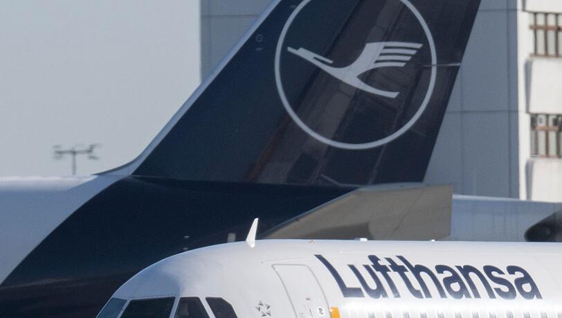 Ein Flugzeug rollt auf dem Flughafen zum Start.