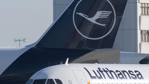 Ein Flugzeug rollt auf dem Flughafen zum Start.