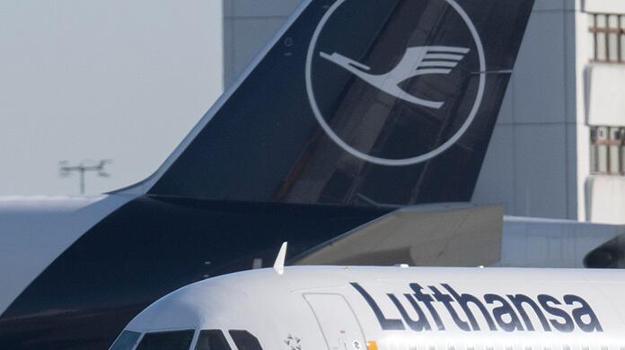 Ein Flugzeug rollt auf dem Flughafen zum Start.