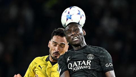 Dortmunds Mats Hummels (l) und Randal Kolo Muani von Paris Saint-Germain beim Kopfballduell.