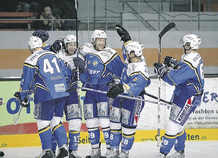 Allen Grund zum Jubeln: Die EHC-Spieler stehen nach dem dritten Sieg im dritten Spiel gegen Bremerhaven schon fast im Halbfinale.