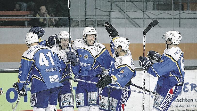 Allen Grund zum Jubeln: Die EHC-Spieler stehen nach dem dritten Sieg im dritten Spiel gegen Bremerhaven schon fast im Halbfinale. Allen Grund zum Jubeln: Die EHC-Spieler stehen nach dem dritten Sieg im dritten Spiel gegen Bremerhaven schon fast im Halbfinale.