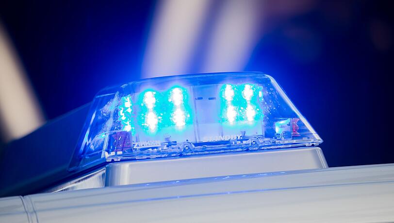 Mehr als 20 Streifenwagen und ein Polizeihubschrauber waren im Einsatz. (Symbolbild)