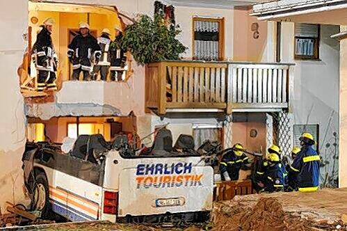 Der erste Stock ist schwer beschädigt &ndash; acht Meter des Linienbusses ragen in das Mehrfamilienhaus hinein.