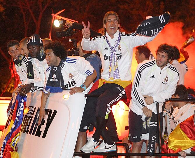Wenige Stunden nach dem 1:0-Finalsieg von Real
Madrid über den FC Barcelona ist der spanische Fußball-Pokal bei den
Jubelfeiern in Madrid zerbrochen. Durch eine Unachtsamkeit von
Sergio Ramos fiel die Trophäe am frühen Donnerstagmorgen bei der
Fahrt durch die Straßen der Hauptstadt vom Dach des
Mannschaftbusses. Die Bilder vom Spektakel.