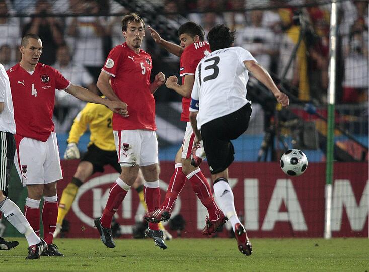 84. Länderspiel: Ballack rettet Löw: Mit einem mächtigen Freistoß sorgt der
Kapitän im Vorrundenfinale gegen Österreich in Wien für den 1:0-Sieg
und sichert den Einzug ins Viertelfinale der EURO 2008.