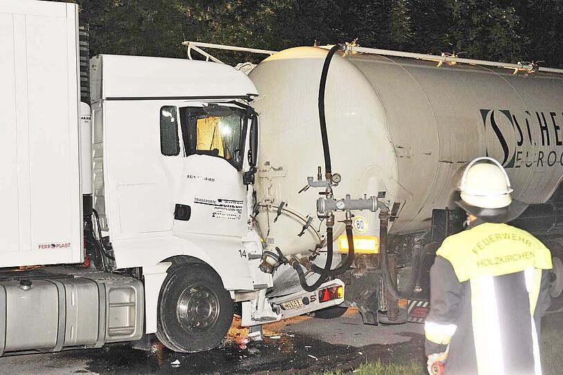 Crash auf dem Autobahnparkplatz an der A8: Ein Sattelzug rammt einen parkenden LWK - der Fahrer muss von der Feuerwehr gerettet werden.