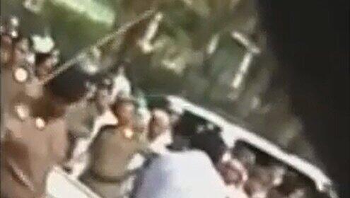 Das Bild ist verschwommen, denn es ist heimlich entstanden. Filmaufnahmen und Fotos sind bei der öffentlichen
Auspeitschung von Raif Badawi streng verboten. Pressefreiheit gibt es in Saudi-Arabien nicht. Das Bild ist verschwommen, denn es ist heimlich entstanden. Filmaufnahmen und Fotos sind bei der öffentlichen
Auspeitschung von Raif Badawi streng verboten. Pressefreiheit gibt es in Saudi-Arabien nicht.