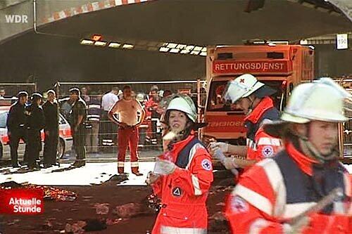 Bei der Loveparade in Duisburg am 24. Juli 2010 starben 21 Menschen im tödlichen Gedränge. Bilder von der Katastrophe.