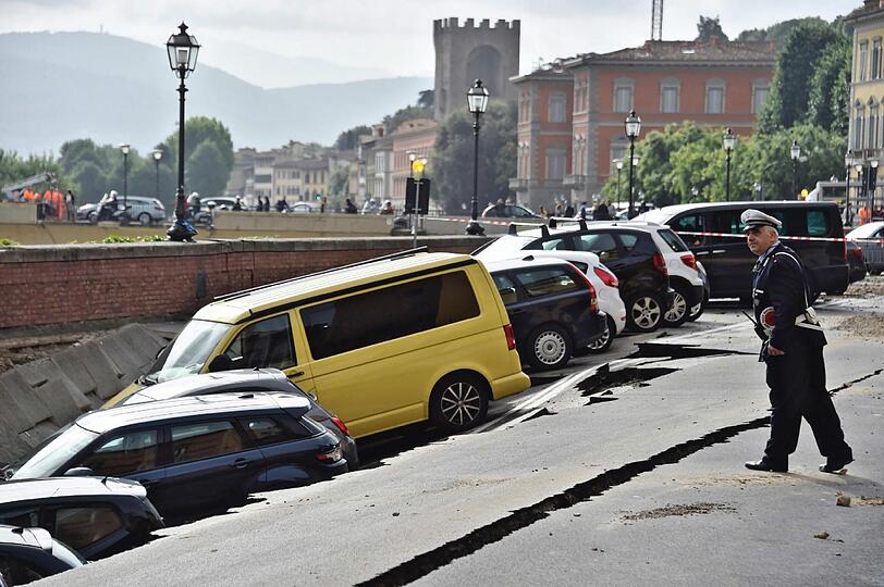 Vom Erdboden verschluckt: Mindestens 20 Autos sackten gemeinsam mit der Straße in den Untergrund.