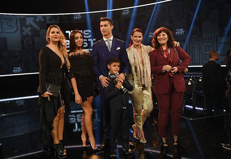 Es wird noch familiärer: Auch seine Schwestern Katia und Telma sowie seine Mutter Maria waren mit von der Partie. Der Reihe nach: Schwester Katia, Georgina Godriguez, Cristiano mit Cristiano Jr., Schwester Telma, Mutter Maria (v. l. n. r.).