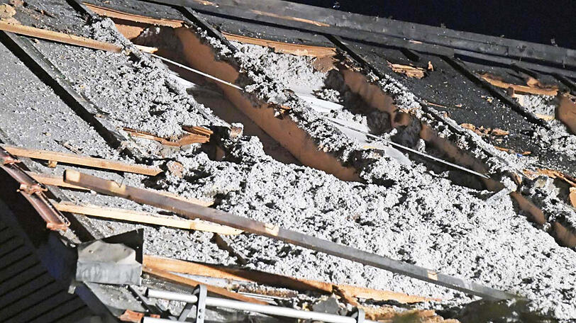 Die Einsatzkräfte mussten die Dachhaut aufwendig entfernen, ehe sie den Brand löschen konnten. Die Bilder.