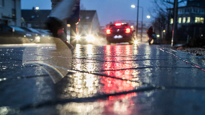 Frierende Nässe sorgt für eisglatte Straßen und Gehwege in München. (Symbolbild)
