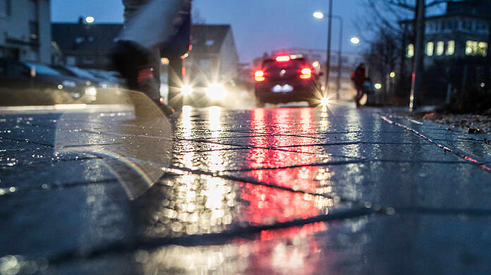 Frierende Nässe sorgt für eisglatte Straßen und Gehwege in München. (Symbolbild)