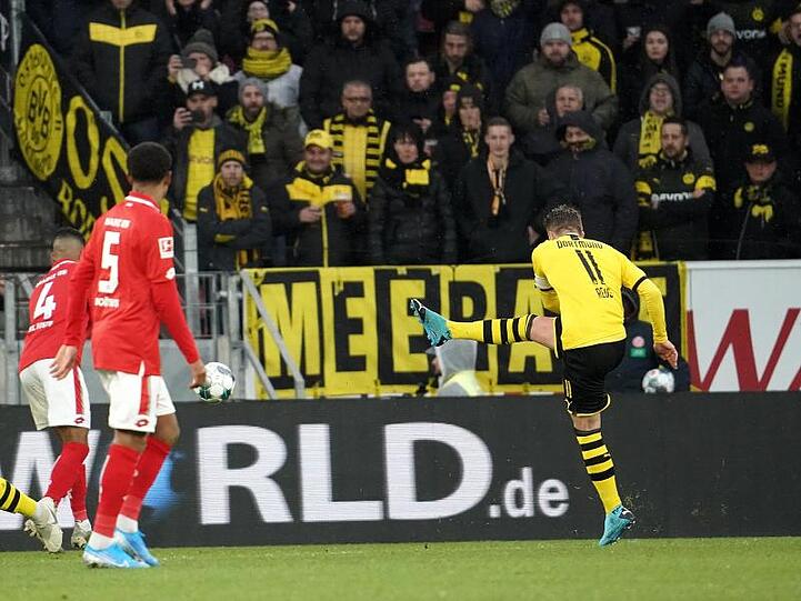Der Dortmunder Marco Reus (r) erzielt das Tor zum 1:0.