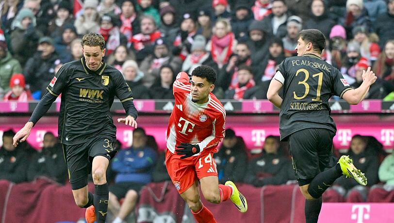 Arthur Chaves feiert einen Einstand nach Ma&szlig; beim FC Augsburg.