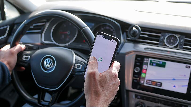 Die mit der Digitaltechnik im Auto einhergehende Ablenkung erhöht nach Analyse der Allianz das Unfallrisiko ganz erheblich. (Symbolbild) Die mit der Digitaltechnik im Auto einhergehende Ablenkung erhöht nach Analyse der Allianz das Unfallrisiko ganz erheblich. (Symbolbild)