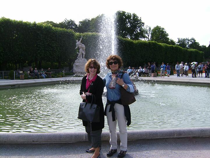 Inge . (l.) und ihre Freundin Margot kurz vor dem Rausschmiss im Mirabellgarten in Salzburg.