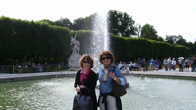 Inge . (l.) und ihre Freundin Margot kurz vor dem Rausschmiss im Mirabellgarten in Salzburg. Inge . (l.) und ihre Freundin Margot kurz vor dem Rausschmiss im Mirabellgarten in Salzburg.