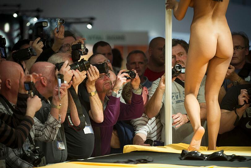Hohe Hacken, pralle Brüste und jede Menge Porno-Stars: Die Venus in Berlin hat ihre Pforten geöffnet. Da sind auch einige bekannte Gesichter mit dabei...