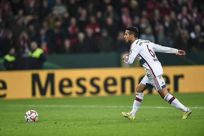 Der Rest war Jubel: Bayerns Thiago versenkt den letzten Elfmeter und wird zum gefeierten Helden.