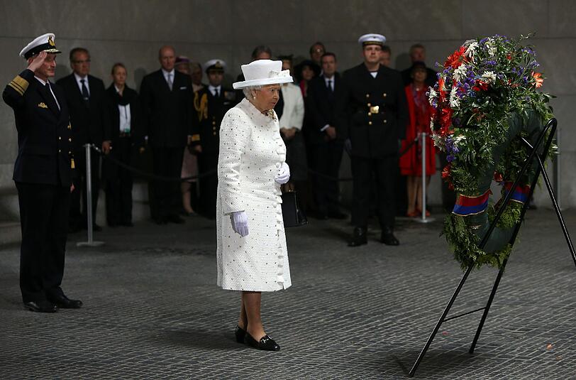 Queen Elizabeth II. legt in der Neuen Wache einen Kranz für die Opfer von Krieg und Gewaltherrschaft nieder