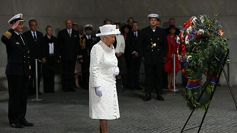 Queen Elizabeth II. legt in der Neuen Wache einen Kranz für die Opfer von Krieg und Gewaltherrschaft nieder