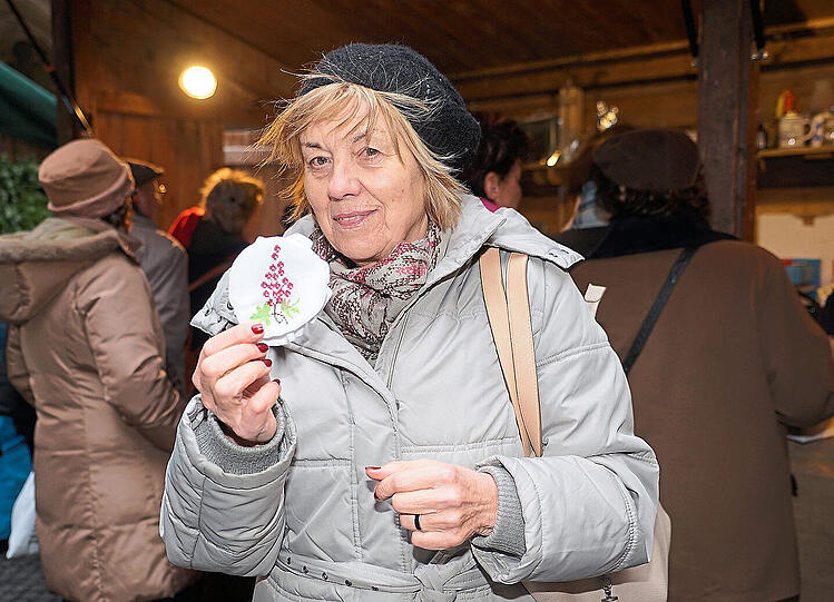 Elisabeth Preininger, Rentnerin: &bdquo;Diese Abdichtung für Marmeladengläser hat mich gerade mal einen Euro gekostet, und sie sieht wirklich hübsch aus. Außerdem ist sie gefüttert. Ich glaube, man kann sie sogar ohne Deckel benutzen. Ich sammle Marmelade und mache natürlich auch selbst welche. Am liebsten Aprikosenmarmelade. Die verschenke ich dann gerne zu Weihnachten, zum Beispiel an meine lieben Nachbarinnen. Eine Schleife drum und einen Engel dazu &ndash; fertig! Dafür kann ich so etwas immer brauchen.&ldquo;
