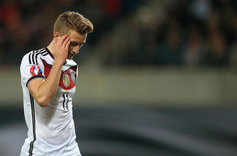 Wieso ist Marco Reus nicht dabei? Der Dortmunder fehlt wie bei der WM 2014 verletzt. Die Mediziner haben abgeraten. Reus, so Bundestrainer Joachim Löw, könne nur geradeaus laufen. Welche Verletzung Reus plagt, ist schwer zu sagen. Offenbar strahlen Probleme am Schambein, der Leiste und den Adduktoren gegenseitig aufeinander aus.