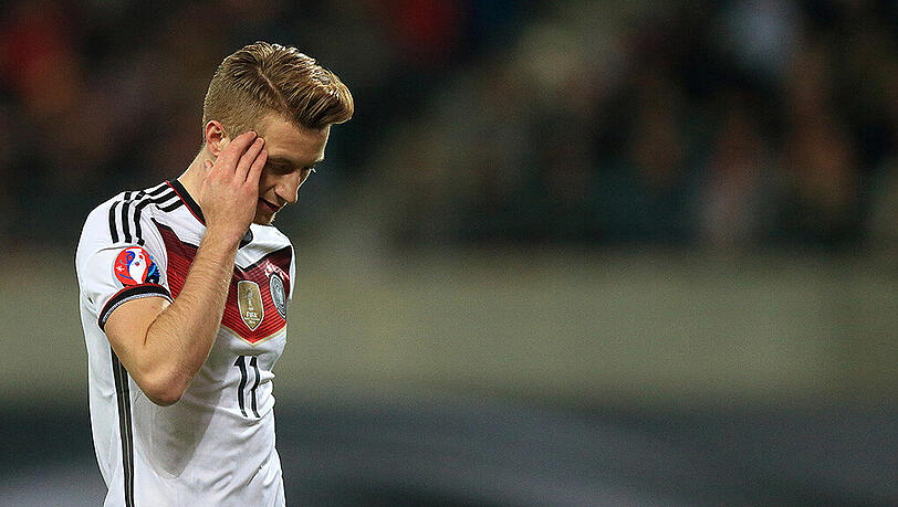 Wieso ist Marco Reus nicht dabei? Der Dortmunder fehlt wie bei der WM 2014 verletzt. Die Mediziner haben abgeraten. Reus, so Bundestrainer Joachim Löw, könne nur geradeaus laufen. Welche Verletzung Reus plagt, ist schwer zu sagen. Offenbar strahlen Probleme am Schambein, der Leiste und den Adduktoren gegenseitig aufeinander aus. Wieso ist Marco Reus nicht dabei? Der Dortmunder fehlt wie bei der WM 2014 verletzt. Die Mediziner haben abgeraten. Reus, so Bundestrainer Joachim Löw, könne nur geradeaus laufen. Welche Verletzung Reus plagt, ist schwer zu sagen. Offenbar strahlen Probleme am Schambein, der Leiste und den Adduktoren gegenseitig aufeinander aus.