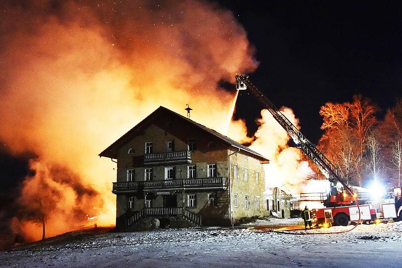 Kurz vor 23 Uhr gingen mehrere Notrufe ein. Als die freiwillige Feuerwehr eintraf, stand die komplette Scheune bereits in Flammen.